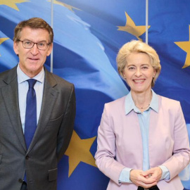 Ursula Von der Leyen recibiendo a Alberto Núñez Feijóo el 20 de octubre de 2022 en Bruselas.