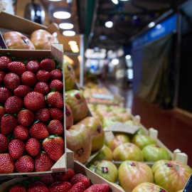 Mostrador de una frutería en un mercado de Madrid.