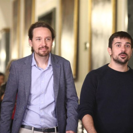 Pablo Iglesias y Ramón Espinar en el Senado. EUROPA PRESS