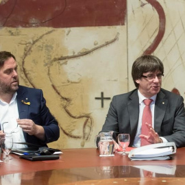 El vicepresidente Oriol Junqueras y el Presidente Carles Puigdemont en la reunión del govern de la Generalitat / EFE Marta Pérez