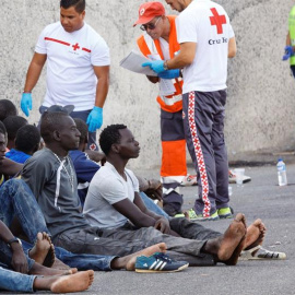 Varias personas recién llegadas en patera a la costa de Canarias.- EFE