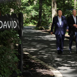 Los presidentes de Estados Unidos, Joe Biden, y Corea del Sur, Yoon Suk-yeol, junto al primer ministro de Japón, Fumio Kishida, durante la cumbre celebrada en Camp David, a 19 de agosto de 2023.