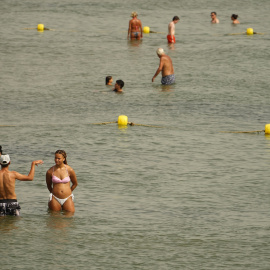 Bañistas en la playa de la Malvarrosa, a 10 de agosto de 2023, en València.