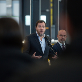 El ministro de Transportes y Movilidad Sostenible, Óscar Puente, durante una visita a las instalaciones de la base de mantenimiento de alta velocidad en Vallecas.