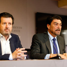 José Císcar (izq.) y Luis Barcala (dcha.) en el Ayuntamiento de Alicante.- EFE