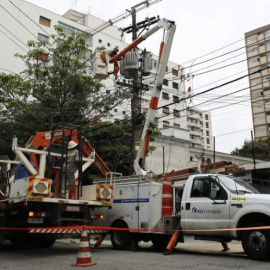 En la imagen de archivo, técnicos de Electropaulo, la compañía metropolitana de electricidad de Sao Paulo, trabajan en un poste eléctrico. REUTERS/Nacho Doce