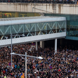 Miles de personas se agolpan ante el aeropuerto de El Prat después de que la plataforma Tsunami Democrático llamara a paralizar la actividad del aeropuerto de Barcelona, en protesta por la condena a los líderes del proceso. EFE/Quique García.