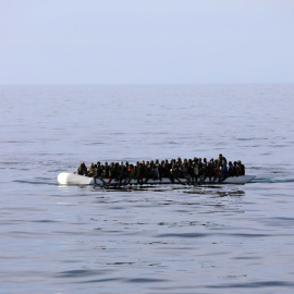 Inmigrantes en una patera frente a la costa de Libia hace unos días. REUTERS/Hani Amara