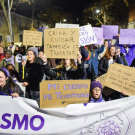 Cientos de personas protestan con carteles durante una manifestación convocada por la Plataforma Feminista Guadalajara por el 8M, Día Internacional de la Mujer, en Guadalajara, Castilla La-Mancha (España).