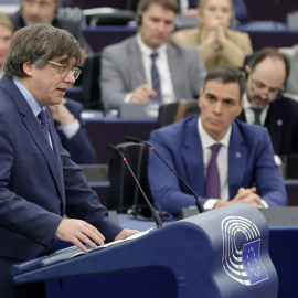 El expresident de Catalunya, Carles Puigdemont, durante su intervención en el Parlamento Europeo en presencia del presidente del Gobierno, Pedro Sánchez.