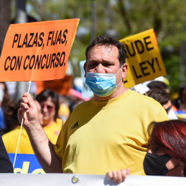 Varias personas en una manifestación para pedir estabilidad en el empleo, a 7 de mayo de 2022, en Madrid.