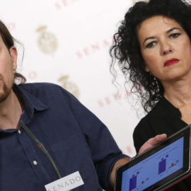 Pablo Iglesias junto con la representante en el Senado de Podemos, Maribel Mora. /EFE