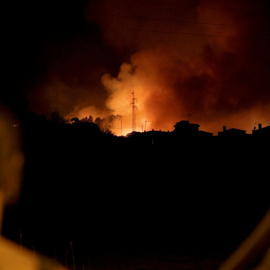 Varias personas observan el avance del incendio en la localidad de Ravelo, en Tenerife. REUTERS/Vini Soares