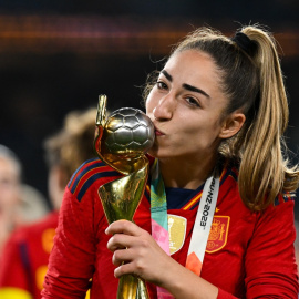 La jugadora de la selección española Olga Carmona besa el trofeo de la Copa Mundial Femenina de la FIFA, cuyo gol dio la victoria en la final ante Inglaterra (1-0), en Sídney. EFE/EPA/DEAN LEWINS