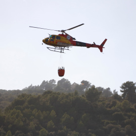 Imatge d'un helicòpter dels Bombers sobre l'incendi de la Selva del Camp a principis d'agost