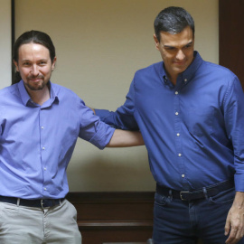 Iglesias y Sánchez se saludan durante la primera reunión formal entre los equipos de trabajo de Podemos y PSOE en el Congreso. / EFE