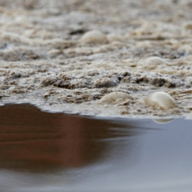 Detalle de una planta de tratamiento de aguas residuales. EFE/J.J. Guillén