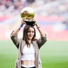 Aitana Bonmatí muestra el Balón de Oro en el Estadi Olimpic tras el partido contra el Deportivo Alavés, a 12 de noviembrede 2023.