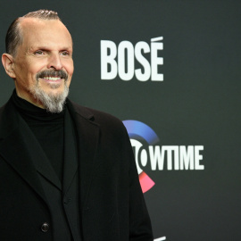 Miguel Bosé posa en el evento de presentación de su documental, a 2 de marzo de 2023, en Madrid