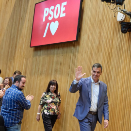 El presidente del Gobierno en funciones Pedro Sánchez y la senadora Cristina Narbona a su llegada a la reunión de diputados y senadores de la XV Legislatura, a 16 de agosto de 2023, en Madrid