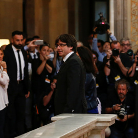 El president de la Generalitat, Carles Puigdemont, arriba al Parlament aquest divendres