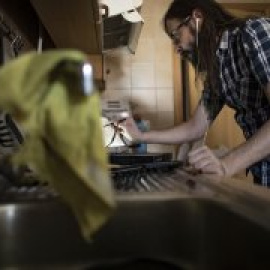 Los hombres que teletrabajan se dedican más a las tareas del hogar