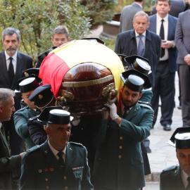 El féretro con los restos mortales del fiscal general del Estado, José Manuel Maza, fallecido el sábado en Buenos Aires, que han sido repatriados esta madrugada, a la llegada a la capilla ardiente instalada en la Fiscalía General del Estado. EFE/Angel