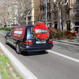 Un dels cotxes fúnebres de la campanya 'Dalt del cotxe, 0'0'