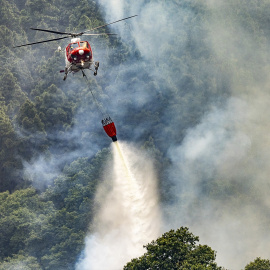 Un hidroavión trabaja en la extinción del incendio forestal en Tenerife, a 19 de agosto de 2023.