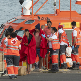 Salvamento Marítimo ha rescatado este lunes a 20 hombres, que viajaban en una embarcación neumática en aguas cercanas a la costa de Lanzarote.