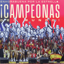 La selección española femenina de fútbol, nueva campeona del Mundo, durante la celebración con la afición este lunes en la explanada Puente del Rey, en Madrid Río. EFE/Rodrigo Jiménez