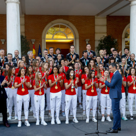 El presidente del Gobierno en funciones, Pedro Sánchez, recibe a la selección femenina de fútbol, campeona del mundial, este martes en Moncloa. EFE/Juan Carlos Hidalgo