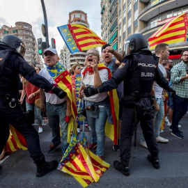 Los ultras revientan la manifestación del 9 d’octubre en Valencia ante la impunidad policial. EFE/Biel Aliño