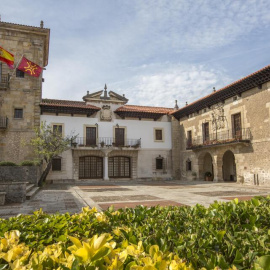 Imagen de la fachada del Ayuntamiento de Camargo.