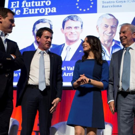 Albert Rivera, Manuel Valls, Inés Arrimadas i Mario Vargas LLosa en un acte sobre Europa / EFE