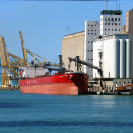 Un vaixell de càrrega atracat al Port de Barcelona, en una imatge d'arxiu