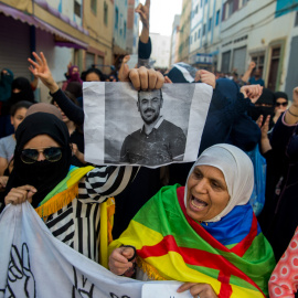 Manifestantes del movimiento social del Rif Hirak se manifiestan contra el Gobierno marroquí y por la liberación del líder de las protestas, a Nasser Zefzafi, en la ciudad de Imouzren el pasado junio.- FADEL SENNA / AFP