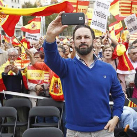 Santiago Abascal, de VOX, durante la manifestación que la plataforma Movimiento Cívico d'Espanya i Catalans y otras asociaciones han convocado en el centro de la ciudad bajo el lema "España en el corazón" con motivo del 12 de octubre./ EFE