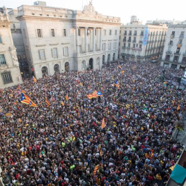 Manifestants a Plaça Sant Jaume de Barcelona celebren la proclamació de la República catalana / EFE Marta Pérez