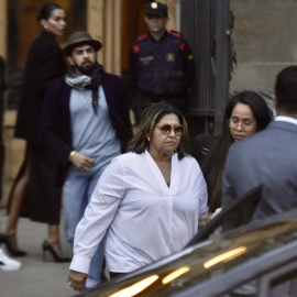 La madre de Dani Alves, Lucía Alves, durante el juicio al futbolista por la violación de una joven de 23 años.