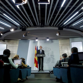 El presidente del Gobierno, Mariano Rajoy, durante la rueda de prensa ofrecida esta tarde en el Palacio de la Moncloa tras la declaración unilateral de independencia en el Parlament de Catalunya. - EFE