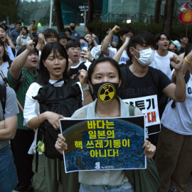 "El mar no es el basurero nuclear de Japón", dice el cartel durante una demostración en Seúl en contra del vertido del agua tratada de la central nuclear de Fukushima