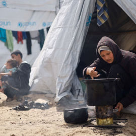 Familias palestinas en un campo de refugiados en Rafah.