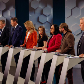 Los líderes de los partidos políticos islandesdes participan en un debate televisado, ayer en Reykjavik. EFE