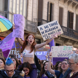 La manifestació del 8-M al seu pas per la Via Laietana