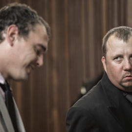 Willem Oosthuizen y Theo Jackson durante el juicio en el Tribunal Superior de Middelburg, Sudáfrica. GIANLUIGI GUERCIA / AFP.