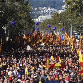 Miles de personas se concentran en el Paseo de Gracia de Barcelona, en la manifestación convocada por la entidad Societat Civil Catalana en el centro de la ciudad bajo el lema "Todos somos Catalunya". EFE/Javier Etxezarreta