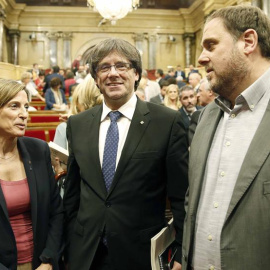 Oriol Junqueras, vicepresidente del Govern; Carme Forcadell, presidenta de la Mesa del Parlament; y Carles Puigdemont, president de la Generalitat, los tres cesados. EFE/Archivo