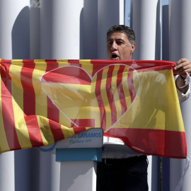 El presidente del PP catalán, Xavier García Albiol, porta en Badalona una bandera con los colores de la senyera y la enseña rojigualda. EFE/Archivo