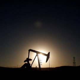 Una bomba de extracción de crudo en un campo petrolífero en California (EEUU). REUTERS/Lucy Nicholson